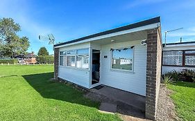 Beautiful Chalet In The Seaside Village Of Scratby, Norfolk Ref 51054S